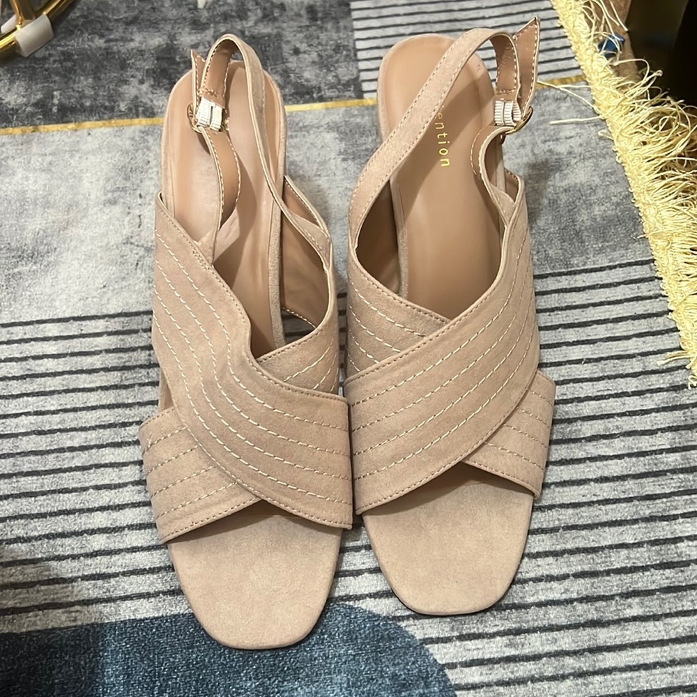 New taupe size 10 heels